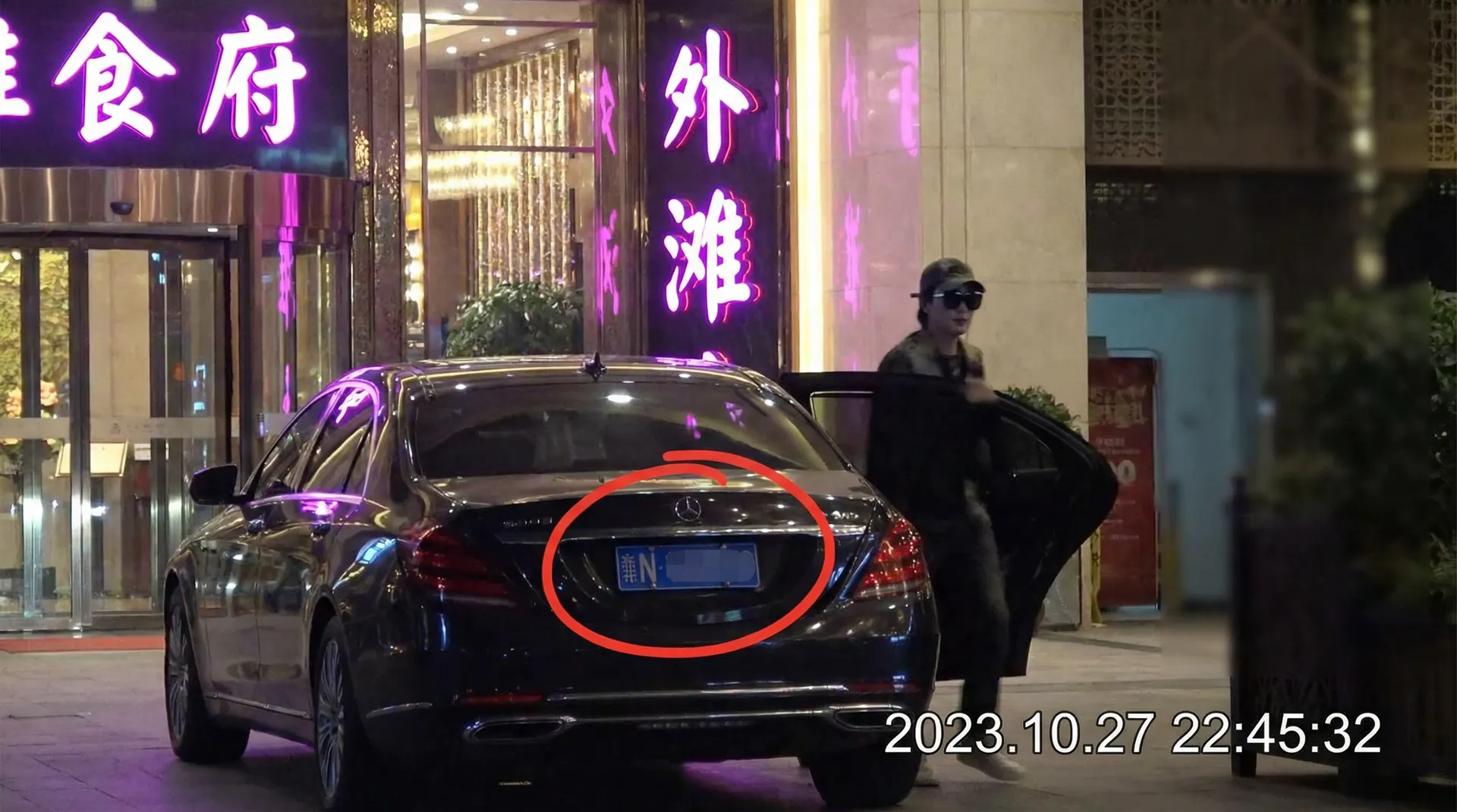 【里番】里番官网 - 最新资讯里番传媒聚集地 - 豪车餐厅外被拍
